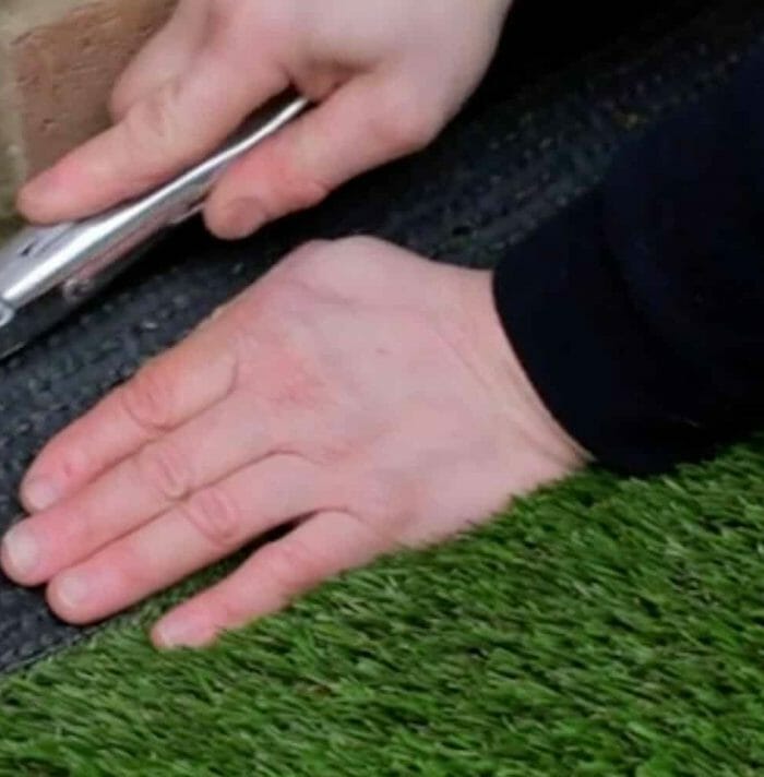how to cut artificial grass straight